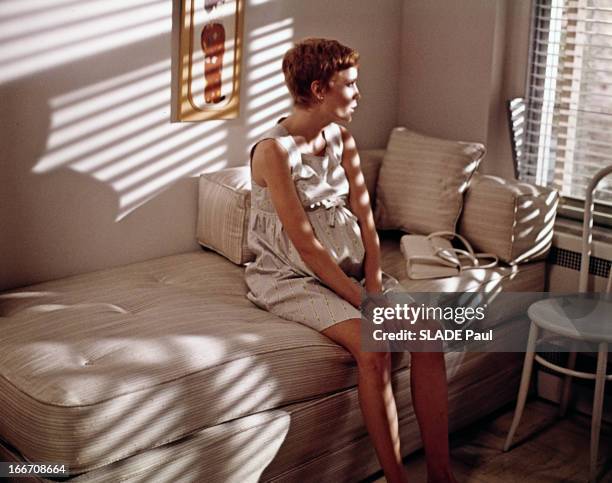 Shooting Of The Film 'Rosemary'S Baby' By Roman Polanski. Dans une scène du film, Mia FARROW, en chemise de nuit, assise sur un lit sans draps, dans...