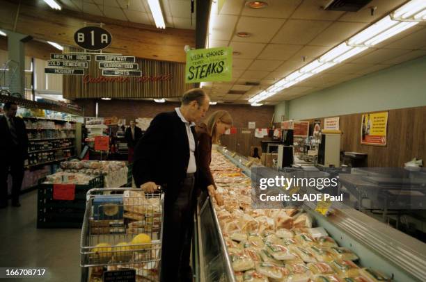 Close-Up Of Gerald Ford. A Alexandria, dans un supermarché Gérald FORD, en polo, avec une veste, de profil, tenant un caddie devant un rayon de...