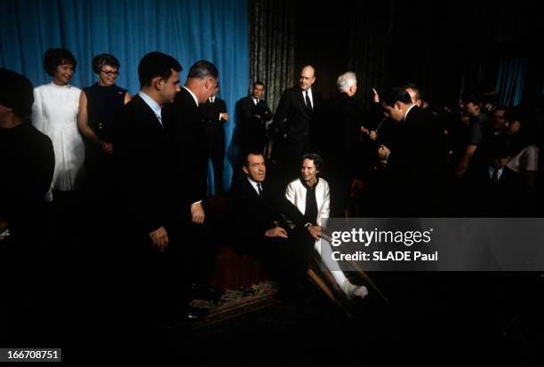 Richard Nixon Presents His Twelve Secretaries Of State. A Washington, 5 et 13 Décembre 1968, Richard NIXON presente son gouvernement: ci, il signe le...