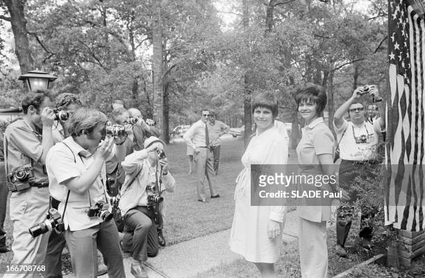 The Waiting Of The Wifes Of American Astronauts During The Flight Apollo Xiii. Etats-Unis, 14 avril 1970, Lors de la mission lunaire Apollo 13 qui...