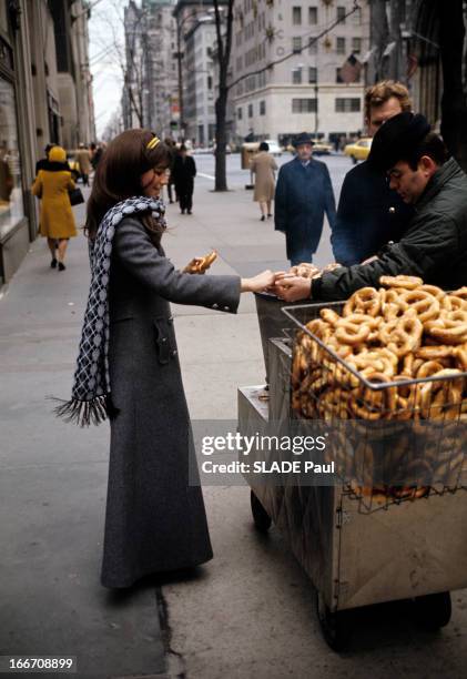 Maxi Long Coats Fashion In New York City. Aux Etats-Unis, à New York, en janvier 1970, une femme mannequin portant un manteau maxi long, descendant...