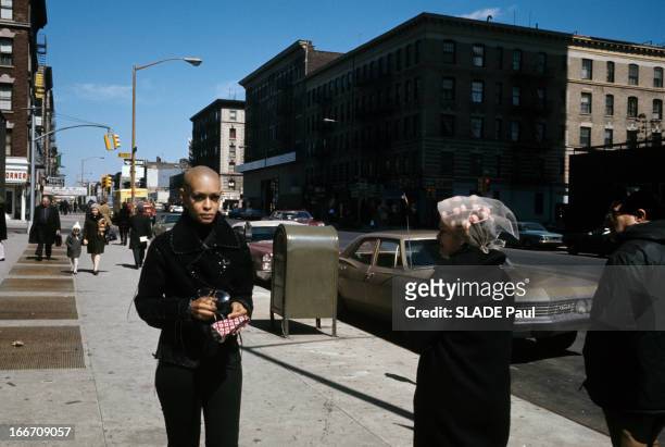 Rendezvous With Pat Evans. Aux Etats-Unis, en mai 1970, Pat EVANS, mannequin de couleur noire, la tête rasée, marchant dans la rue.