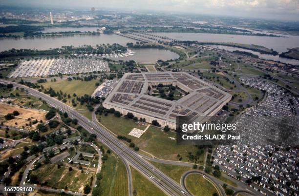 Pentagon In Arlington. Aux Etats-Unis, en Virginie, vue aérienne du bâtiment du Pentagone et de ses abords aménagés : parkings, autoroutes, port...