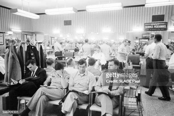 Arlington Pentagon. Aux Etats-Unis, le 29 mai 1970, dans les locaux du Pentagone à Arlington, dans un salon de coiffure, des employés en uniforme, ou...