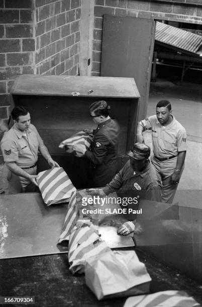 Arlington Pentagon. Aux Etats-Unis, le 29 mai 1970, dans un sous-sol du Pentagone à Arlington, des employés en uniforme et en bleu de travail,...