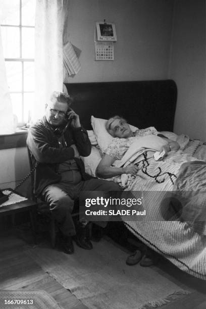 The Parents Of Francis G. Powers, The American Pilot Accused Of Intelligence By The Russians. Etats Unis, Virginie, à Pound, en mai 1960, le père du...