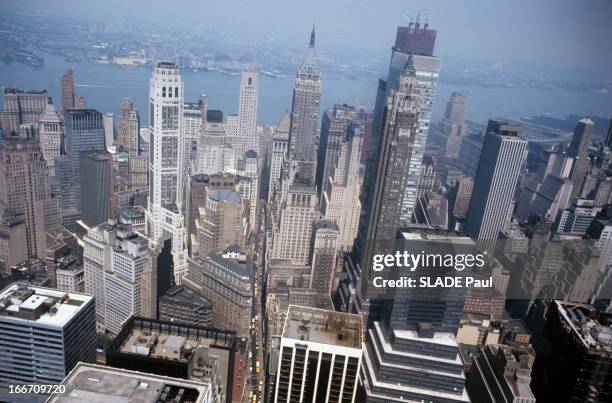 In New York, Wall Street Capital Of World Finance. Aux Etats-Unis, sur l'île de Manhattan, vue aérienne de la rue étroite de Wall Street, rectiligne...