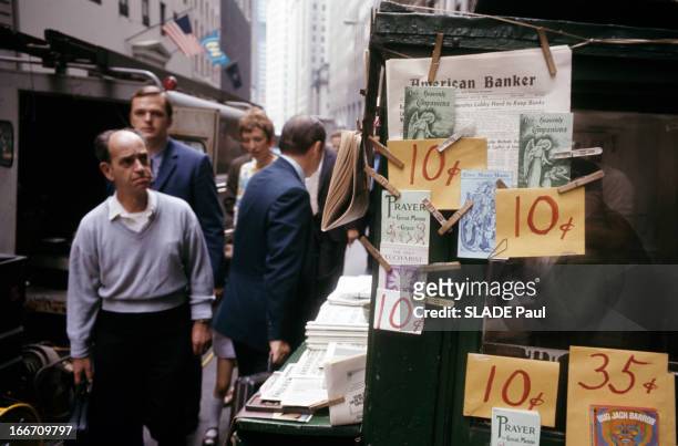 In New York, Wall Street Capital Of World Finance. Aux Etats-Unis, dans le quartier de Wall Street, des passants regardant l'échoppe d'un vendeur de...