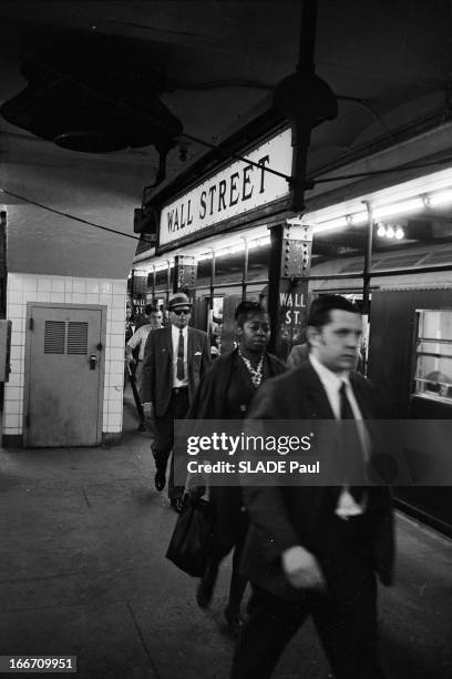 Wall Street. Aux Etats-Unis, à New York, 24 Juillet 1970, à la station de metro de Wall Street aux heures d'affluence, employés en costume cravate et...