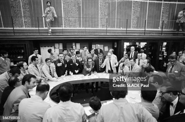 Wall Street. Aux Etats-Unis, à New York, 24 Juillet 1970, dans le quartier de Wall Street, sur le 'floor' de la bourse de New-Yok, des agents de...