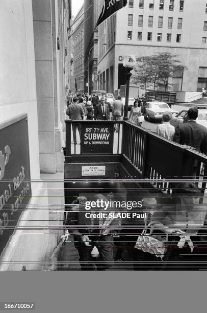 Wall Street. Aux Etats-Unis, à New York, 24 Juillet 1970, dans le quartier de Wall Street, citadins et employés de la Bourse montant l'escalier à une...