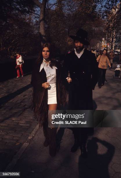 Fashion In The United States. Aux Etats-Unis, en décembre 1970, des personnes dans la rue portant des vêtements à la mode dans le pays, une femme...