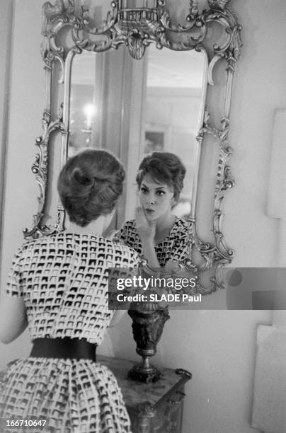 Close-Up Of Gina Lollobrigida In Canada. Canada, 15 juin 1960, l'actrice italienne Gina LOLLOBRIGIDA s'est expatriée avec son époux Milko Skovic ,...