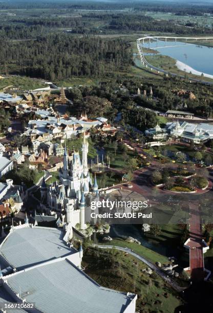 Disneyworld Park In Orlando, Florida. En Floride, vue aérienne du parc de Disneyworld, avec le château de Cendrillon au centre, de nombreux...