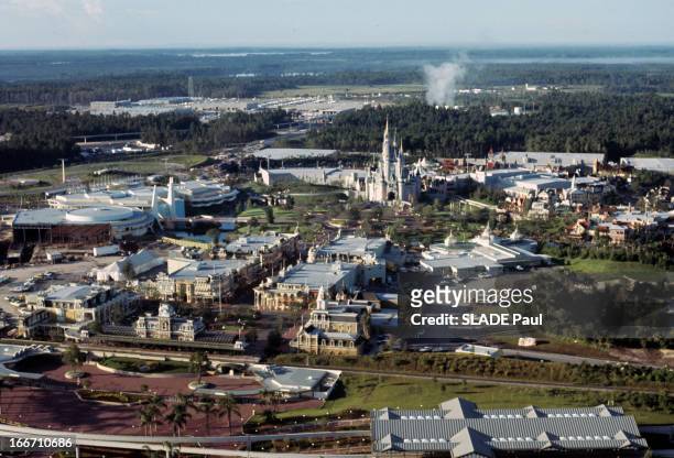 Disneyworld Park In Orlando, Florida. En Floride, vue aérienne du parc de Disneyworld, avec le château de Cendrillon au centre de nombreux bâtiments...