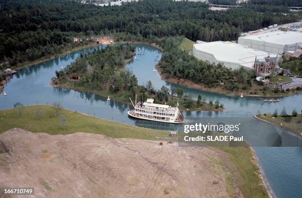 Disneyworld Park In Orlando, Florida. En Floride, au parc de Disneyworld, sur une rivière aménagée, un bateau Steamboat du Mississipi.