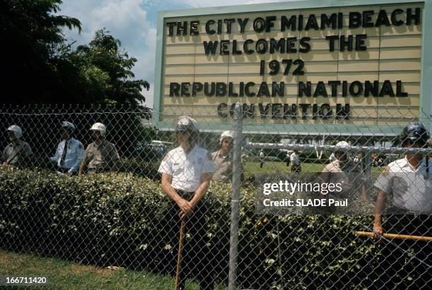 Miami, The Republican Convention Of 1972. A Miami, lors de la convention républicaine, derrière le grillage d'une pelouse, des policiers, en...