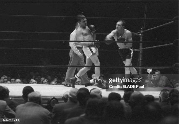 Boxer Charles Humez In New York. Etats-Unis, New-York, juin 1956, le boxeur français Charles HUMEZ affronte le boxeur américain Gene FULLMER sur le...
