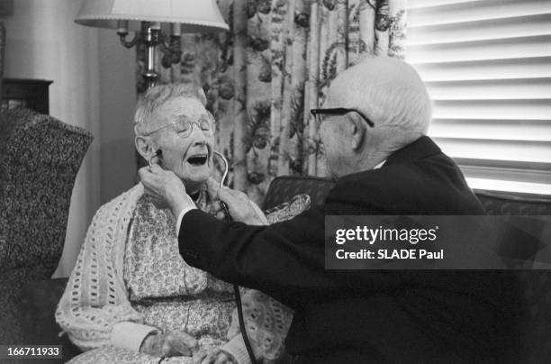 Rendezvous With Grand'Ma Moses, 100 Years Old, American Painter. En 1960, Anna Mary ROBERSTON MOSES connue sous le nom de Grand-ma MOSES peintre...