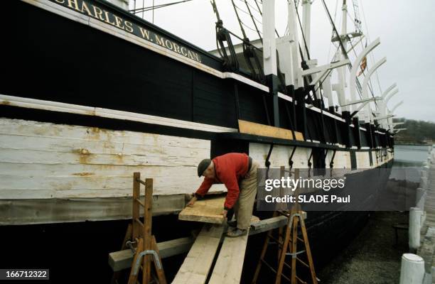 The Whaleboat Charles W Morgan. Aux Etats-Unis, en mars 1973, le bateau trois mâts, la baleinière Charles W MORGAN, un homme sur un échafaudage.