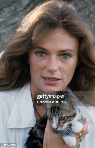 Rendezvous With Jacqueline Bisset. Portrait en extérieur de Jacqueline BISSET, en chemisier, tenant un chaton dans ses bras.