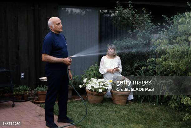 Close-Up Of William Howel Masters And Virginia Johnson. Aux Etats-Unis, à Saint-Louis, en juillet 1973, William Howel MASTERS, sexologue, arrosant...