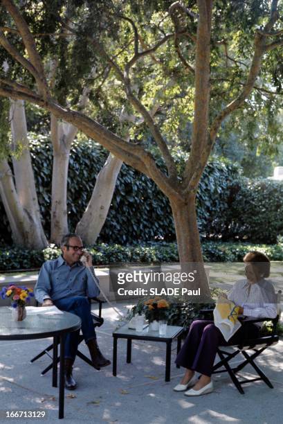 In San Francisco, Walter Jay Haas And Peter Haas, Heirs Of Levi Strauss. A San Francisco, sur une terrasse à l'ombre d'arbres, Jay Walter HAAS, en...