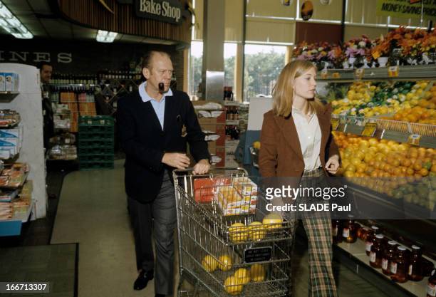 Close-Up Of Gerald Ford. A Alexandria, dans un supermarché Gérald FORD, en polo, avec une veste, une pipe à la bouche, poussant un caddie, en...