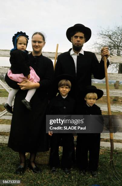 The Amish Of New Holland In Pennsylvania. En Pennsylvanie, dans la ville de New-Hollande, une famille amish, vêtue de noir, le père portant la barbe...