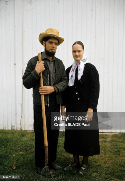 The Amish Of New Holland In Pennsylvania. En Pennsylvanie, dans la ville de New-Hollande, un couple de fermiers amish, l'homme portant un chapeau et...