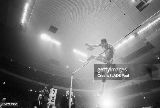 Valery Brumel Participates In An Athletics Meeting At Madison Square Garden In New York. Etats Unis, New York, en 1961, l'athlète américain John...