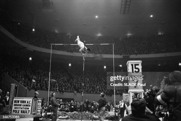 Valery Brumel Participates In An Athletics Meeting At Madison Square Garden In New York. Etats Unis, New York, en 1961, un athlète vient de franchir...