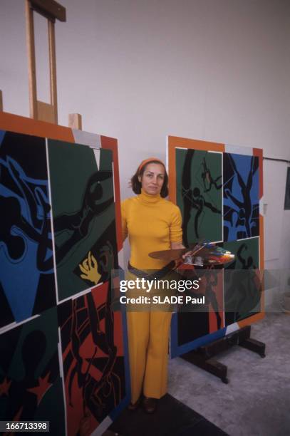 Close-Up Of Francoise Gilot And Dr. Jonas Salk. Dans une galerie, l'artiste peintre française Françoise GILOT, en pull col roulé avec un bandeau,...