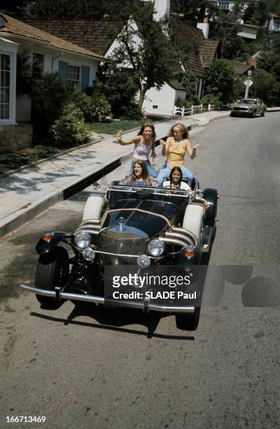 Pop Music In Los Angeles. Aux Etats-Unis, à Los Angeles, en décembre 1973, quatre jeunes femmes, portant des vêtements dans le style hippie, faisant...