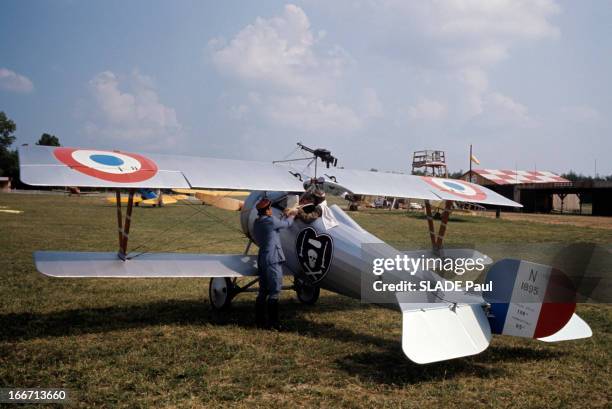 Guerre 14-18 aviateur français dans son biplan Guerre 14-18 aviateur français dans son biplan