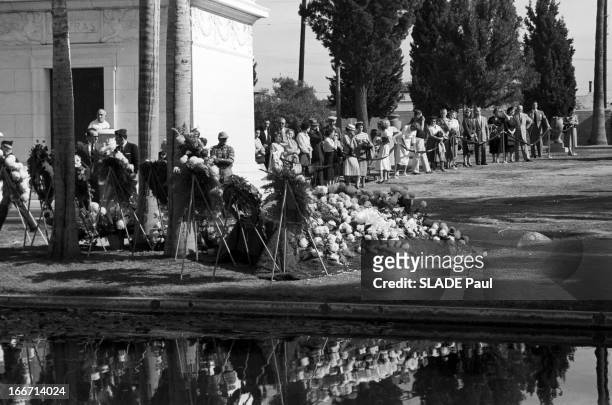 Funeral Of Tyrone Power In Los Angeles. Los Angeles, en novembre 1958, l'acteur Tyron POWER, décédé, à 45 ans, d'une crise cardiaque sur un tournage...