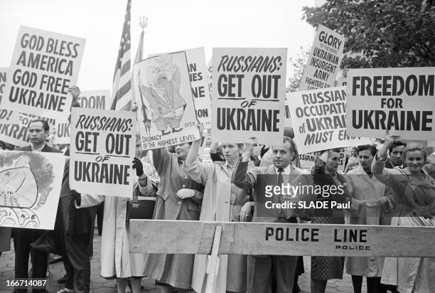 Demonstration In New York Against The Coming Of Nikita Khrushchev. Etats-Unis, New York, 21 septembre 1960, Alors que le Président du Conseil des...