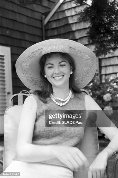 Maria Cooper And Her Mother Veronica'Rocky'Balfe In Southampton. Etats-Unis, Southampton, août 1961, Maria Veronica COOPER, fille de de l'acteur Gary...