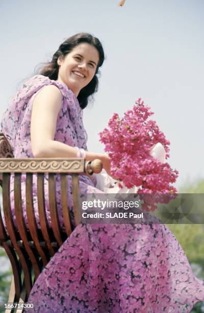 Americans Crowning Valerie-Anne Giscard D'Estaing Queen Of Azaleas. Aux Etats-Unis, en extérieur, Valérie-Anne GISCARD D'ESTAING, en robe longue,...