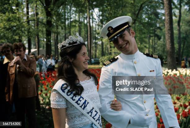 Americans Crowning Valerie-Anne Giscard D'Estaing Queen Of Azaleas. Aux Etats-Unis, à Norfolk, en extérieur, Valérie-Anne GISCARD D'ESTAING, en robe...