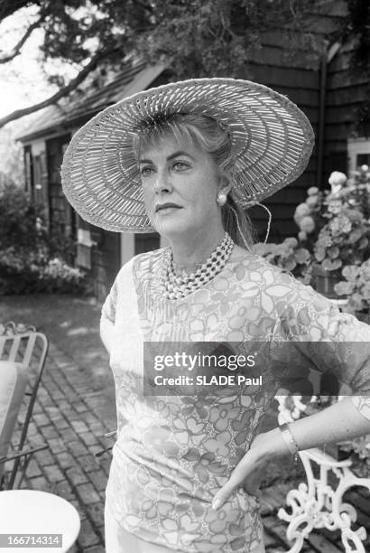 Maria Cooper And Her Mother Veronica'Rocky'Balfe In Southampton. Etats-Unis, Southampton, août 1961, Veronica ROCKY BALFE, épouse de l'acteur Gary...