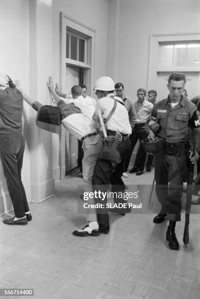 Racial Segregation In The United States: Riots After The Admission Of First Black Student At The University Of Oxford In Mississippi. Aux Etats-Unis,...