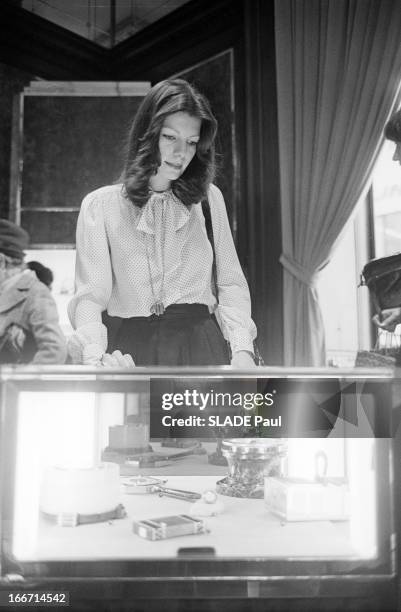 Yasmina Khan Daughter Of Rita Hayworth And Ali Khan At Cartier In New York. Paris Match 1431.