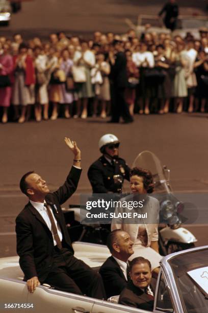 Astronaut Alan Shepard In Washington. En 1961, à Washington, assis à l'arrière d'une voiture décapotable, escortée d'un motard, l'astronaute Alan...