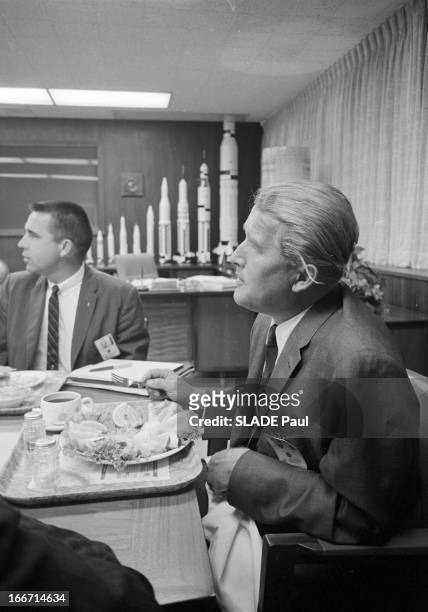 Wernher Von Braun And His Team. Aux Etats-Unis, en janvier 1964, à Michoud, dans une salle de réunion des usines de construction de la fusée Saturne...