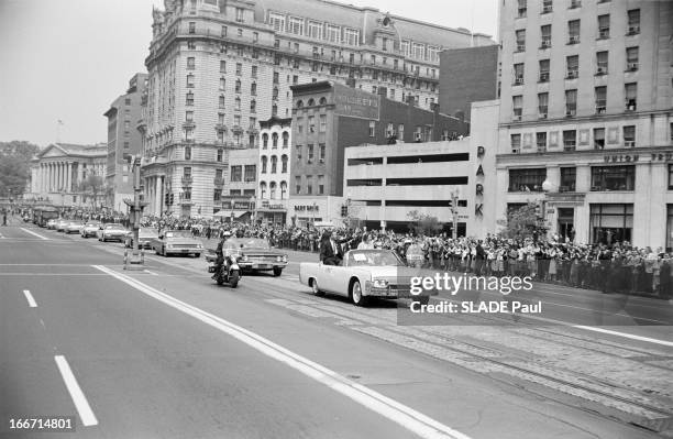 Astronaut Alan Shepard In Washington. En 1961, sur la route à Washington, en tête de cortège, l'astronaute Alan SHEPARD, premier américain dans...