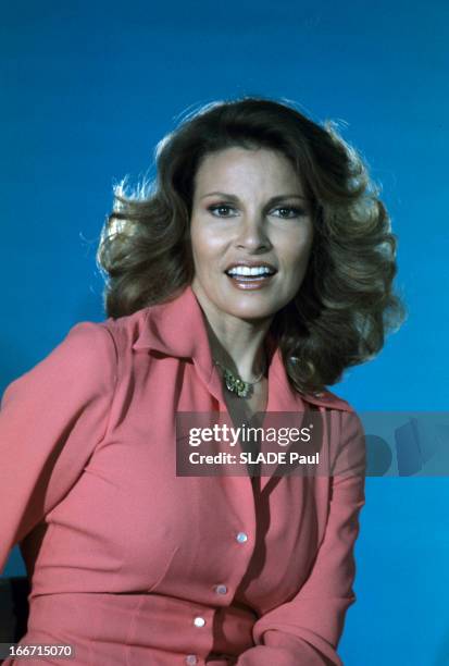 Raquel Welch. Aux Etats-Unis, en février 1976, portrait studio de Raquel WELCH, actrice, portant un chemisier.