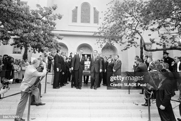 Funeral Of American Actor Gary Cooper. En mai 1961, aux Etats unis, à Los Angeles, lors des funérailles de l'acteur américain Gary COOPER, des hommes...
