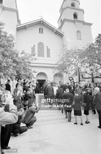 Funeral Of American Actor Gary Cooper. En mai 1961,aux Etats unis, à Los Angeles, lors des funérailles de l'acteur américain Gary COOPER, des hommes...