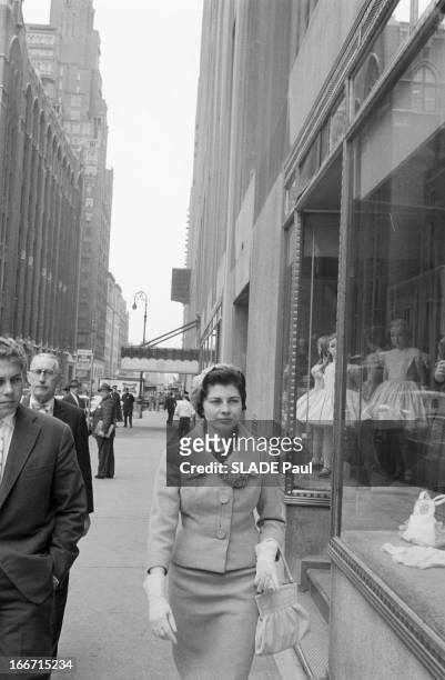 Princess Soraya Visiting New York. En avril 1958, la princesse SORAYA ESFANDIARI BAKHTIARI, en voyage à New York vêtue d'un tailleur clair, une paire...